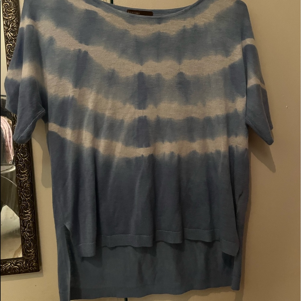 flowey summer shirt. slit in the bottom of both sides, longer in the back.